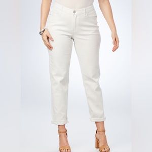 LEVI’S WHITE DENIM BOYFRIEND JEANS.
